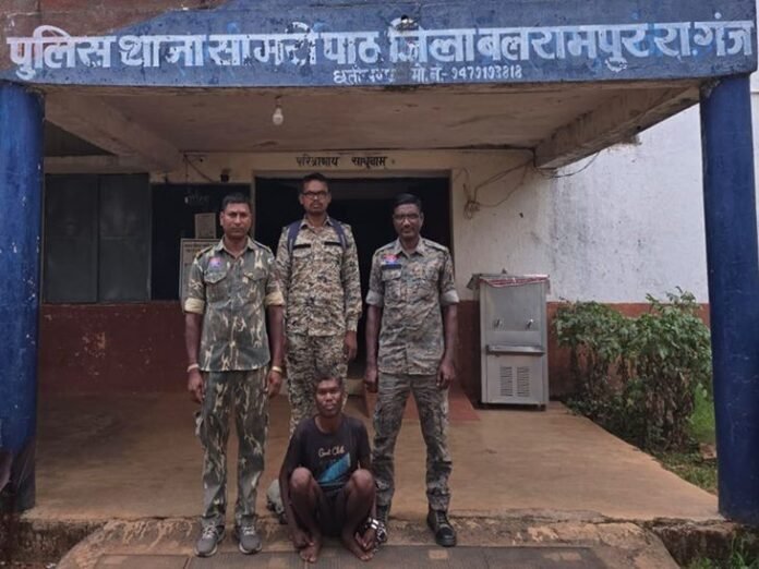 बलरामपुर में जमीन विवाद को लेकर दिव्यांग भतीजी की हत्या:  युवक पर किया जानलेवा हमला, जंगल में छिपे आरोपी को पुलिस ने घेराबंदी कर पकड़ा - Balrampur (Ramanujganj) News