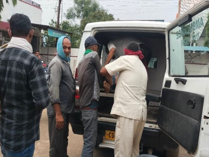 बलौदाबाजार में दो सड़क हादसे...2 की मौत:  ट्रक से टकराई कार, महिला ने तोड़ा दम; पेड़ से टकराई बाइक, युवक की मौत - baloda bazar News