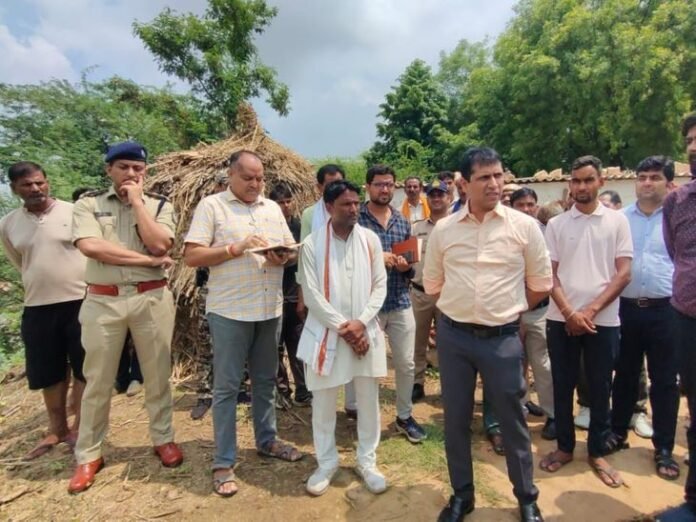 बाढ़ से बचाव की तैयारी:  कलेक्टर ने संवेदनशील गांवों का दौरा किया, अधिकारियों को दिए सुरक्षा के निर्देश - datia News