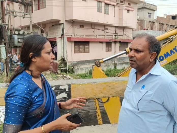 बारिश से पहले बेतिया में नालों की सफाई तेज:  महापौर ने किया कार्य का निरीक्षण, पोकलेन-JCB से भगवती नगर पुल के नीचे जमा कचरा साफ - Bettiah (West Champaran) News