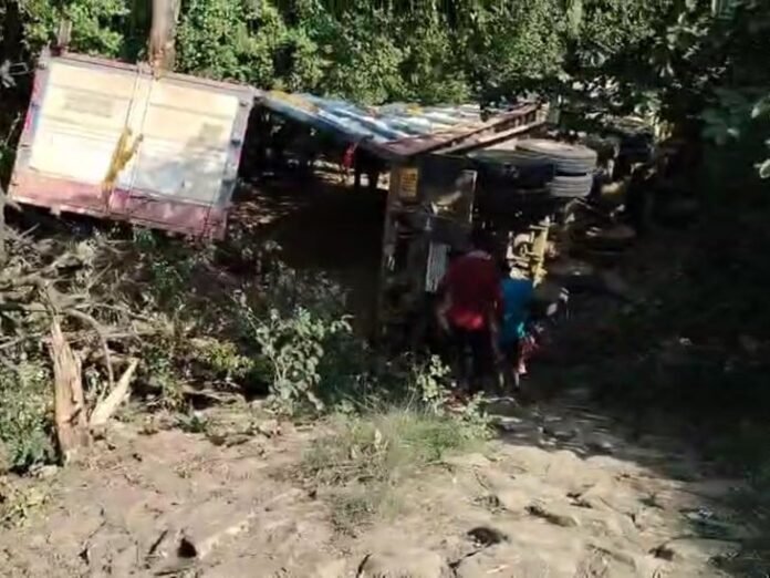बालू लदा हाईवा 20 फीट गहरे खाई में गिरा:  झाझा-गिद्धौर मार्ग पर हुआ हादसा, चालक-उपचालक लापता - Jamui News