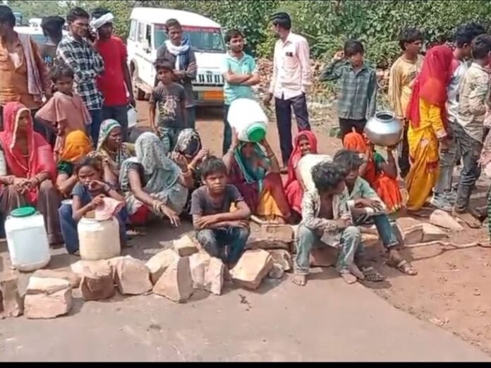 बिजली-पानी की समस्या को लेकर डेढ़ घंटे तक सड़क जाम:  श्योपुर के तहसीलदार ने दिया समाधान का आश्वासन - Sheopur News
