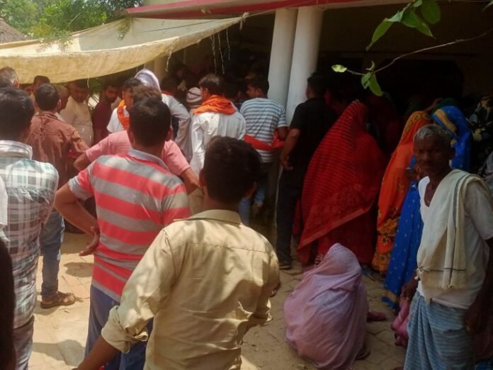 बिजली विभाग की लापरवाही से संविदाकर्मी की मौत:  ट्रांसफार्मर बदलते समय बिना सूचना के चालू की लाइन, कार्रवाई के आदेश - Shravasti News