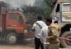 बिधनू थाने के बाहर खड़े वाहनों में आग:  कूड़े के ढेर से फैली आग में 2 ट्रक और डीसीएम जले, 45 मिनट बाद पहुंची फायर ब्रिगेड - Kanpur News