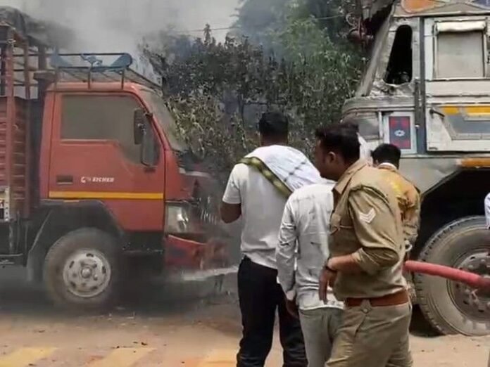 बिधनू थाने के बाहर खड़े वाहनों में आग:  कूड़े के ढेर से फैली आग में 2 ट्रक और डीसीएम जले, 45 मिनट बाद पहुंची फायर ब्रिगेड - Kanpur News
