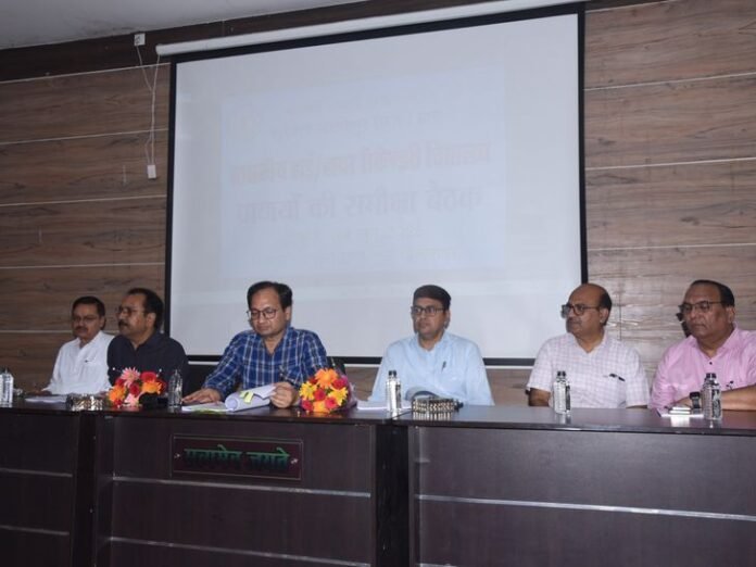 बिलासपुर के स्कूलों के पास से गुटखा-पाउच की दुकानें हटेंगी:  16 जून को शाला प्रवेश उत्सव, कलेक्टर ने दिए स्वच्छ वातावरण और सुरक्षा के निर्देश - Bilaspur (Chhattisgarh) News