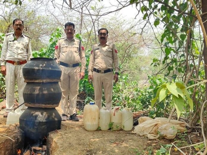 बिलासपुर में अवैध शराब और महुआ लहान जब्त:  सीसीटीवी कैमरे से आबकारी टीम की निगरानी कर रहा आरोपी गिरफ्तार, 5 लोग जेल भेजे गए - Bilaspur (Chhattisgarh) News