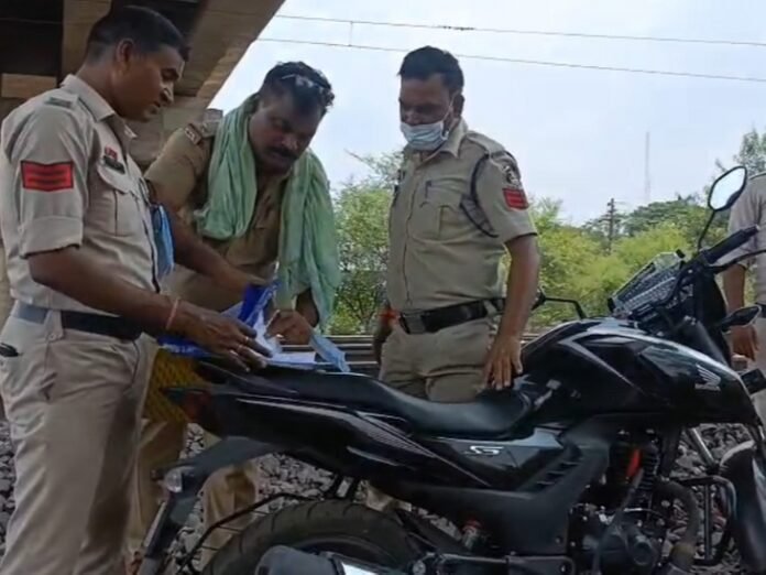 बिलासपुर में ओवरब्रिज के नीचे मिली लाश:  हत्या कर शव को झाड़ियों में फेंकने की आशंका; नहीं हो सकी पहचान, गले में हनुमानजी का लॉकेट - Bilaspur (Chhattisgarh) News