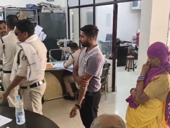 बिलासपुर में चलती ऑटो में चोरी करने वाली गैंग:  महिला के पर्स से उड़ाए 50 हजार रुपए, पहले भी हो चुकी है ऐसी वारदात - Bilaspur (Chhattisgarh) News