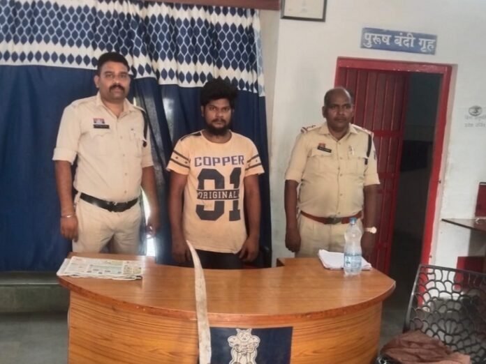 बिलासपुर में पिता को भेजी बेटी की न्यूड फोटो:  एडिट कर बनाई अश्लील तस्वीर, बदनाम करने रची साजिश, तलवार के साथ पकड़ाया युवक - Bilaspur (Chhattisgarh) News