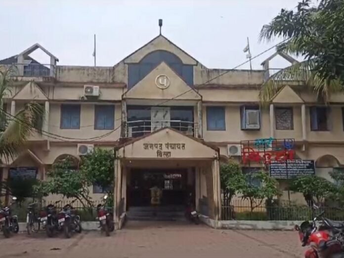 बिलासपुर में पूर्व सरपंच ने किया करोड़ों का गबन:  सचिव के फर्जी हस्ताक्षर कर किश्तों में निकाली राशि, बिना बिल-व्हाउचर के कराया निर्माण कार्य, FIR की मांग - Bilaspur (Chhattisgarh) News