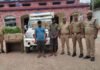 बिहार जा रही सब्जी की गाड़ी से शराब मिली:  देवरिया में 8 लाख की 30 पेटी अंग्रेजी शराब जब्त, बिहार के दो तस्कर गिरफ्तार - Deoria News