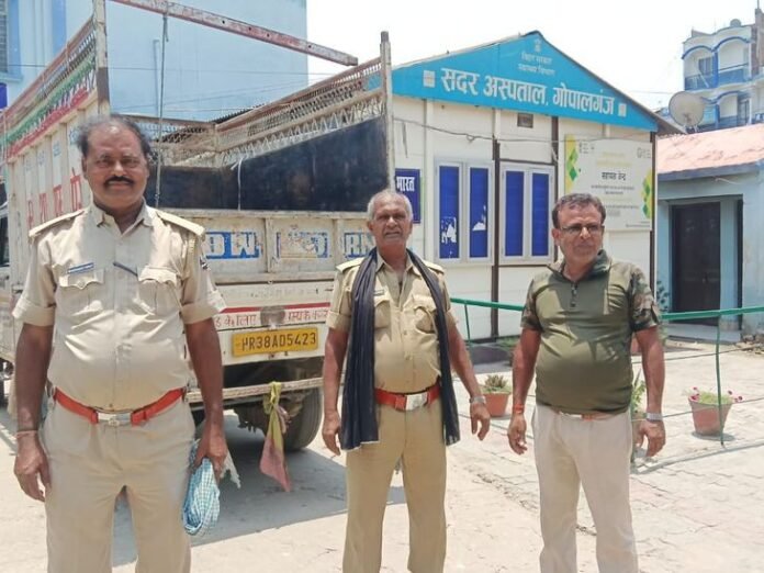 बिहार में ऑनर किलिंग,15 साल की बेटी का गला घोंटा:  प्रेमी संग भागने वाली थी मृतका, शव जलाकर दफनाया; माता-पिता गिरफ्तार - Gopalganj News