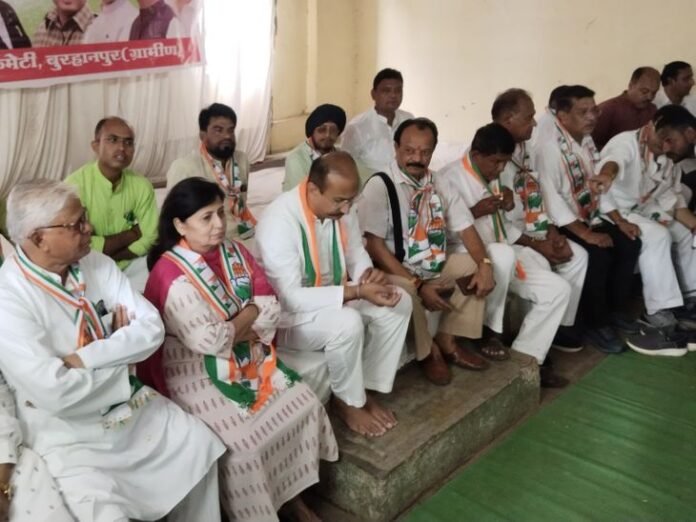 बुरहानपुर में कांग्रेस संगठन को लेकर मंथन:  नेपानगर-खकनार में केंद्रीय पर्यवेक्षक ने की रायशुमारी, कहा- पद के बजाय काम को प्राथमिकता - Burhanpur (MP) News
