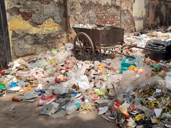 बुलंदशहर जिला अस्पताल की इमरजेंसी में स्वच्छता का संकट:  3 दिन से सफाई कर्मचारी गायब, कूड़े का ढेर बना संक्रमण का खतरा - Bulandshahr News