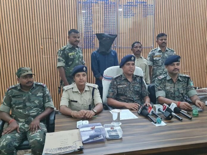 बेंगाबाद में पुलिस को मिली सफलता:  युवक से लोडेड कट्टा और मोबाइल बरामद, अपराध की योजना बनाते पकड़ा - Giridih News