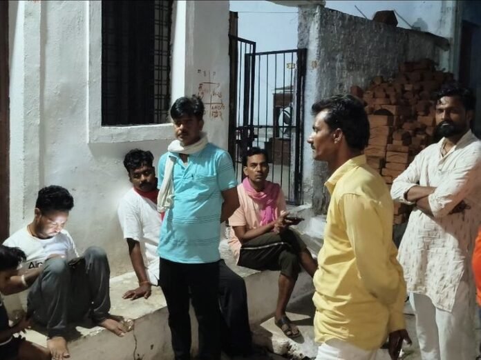 बैंक कर्मचारियों की धमकी से हृदय रोगी की मौत:  चंदेरी में परिवार का आरोप- किस्त के लिए दबाव बनाने पर आया हार्ट अटैक - Ashoknagar News