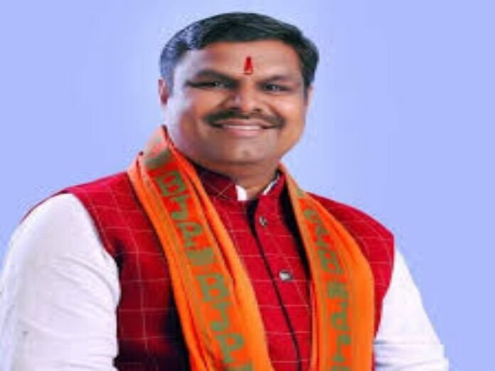 बैडमिंटन कोर्ट में चक्कर आने से गिरे बीजेपी विधायक:  खेलते समय अचानक तबीयत बिगड़ी, हालत स्थिर; BJP-कांग्रेस नेताओं ने की मुलाकात - durg-bhilai News