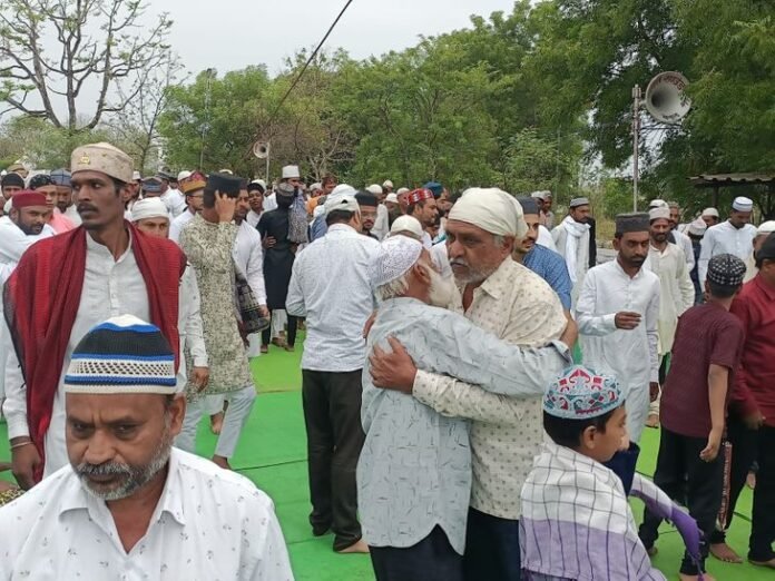 बैतूल में संवेदनशील इलाकों में ड्रोन से निगरानी:  शहर में 11 जगह ईद की नमाज अदा; स्टेट हाईवे पर लगाए गए बैरिकेड्स - Betul News