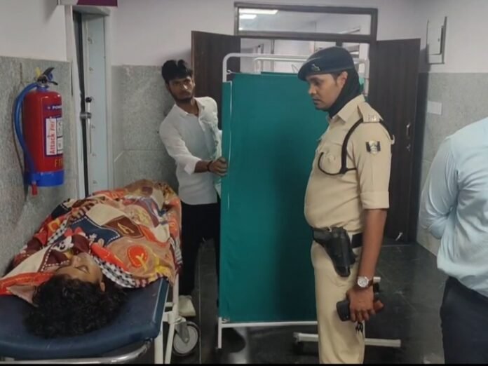 भागलपुर में इंटर की छात्रा ने किया सुसाइड:  कमरे में दुपट्‌टे से लटकी मिली लाश, मां-पिता सब्जी बेचने गए थे हटिया - Bhagalpur News
