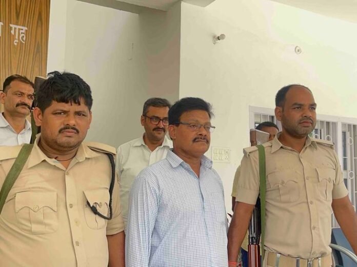 भू अर्जन कार्यालय में रिश्वत लेते लिपिक धराया:  शिवहर में निगरानी विभाग ने रंगे हाथ पकड़ा, 70 हजार रुपये बरामद - Sheohar News