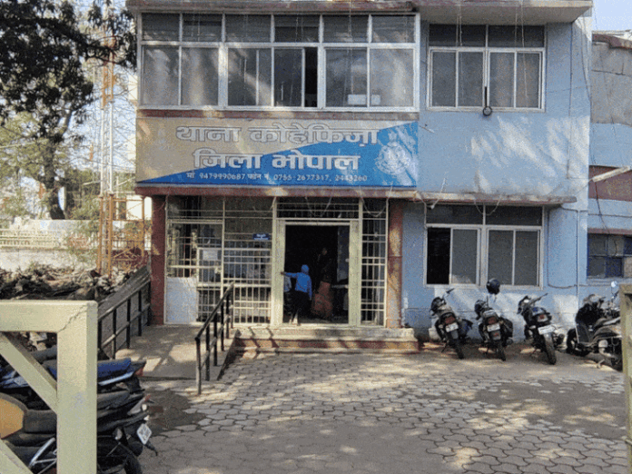 भोपाल में कार्यक्रम के दौरान महिला से अभद्रता:  घर आकर अश्लील हरकतें भी की, कॉल पर गालियां देकर संबंध बनाने के लिए कहा, FIR दर्ज - Bhopal News