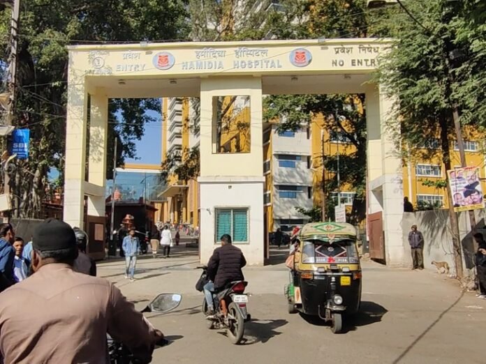 भोपाल में पति ने पत्नी पर पेट्रोल डालकर लगाई आग:  फिर खुद को भी जलाया; घरेलू विवाद के चलते ससुराल पहुंचा था युवक - Bhopal News