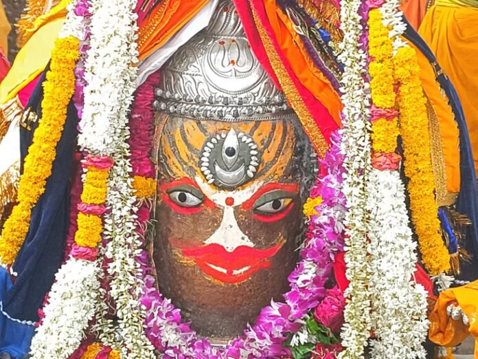 मंगलवार भस्म आरती दर्शन:  त्रिनेत्र, चंद्र और रजत मुकुट अर्पित कर बाबा महाकाल का श्रृंगार - Ujjain News
