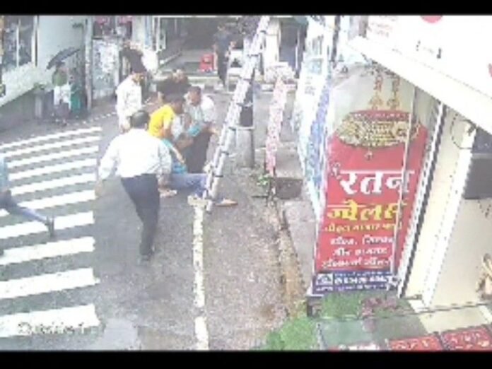 मंडी में करंट लगने से पोल से गिरा व्यक्ति:  टीवी केबल लगाते समय हादसा, इलाज के दौरान तोड़ा दम - Mandi (Himachal Pradesh) News