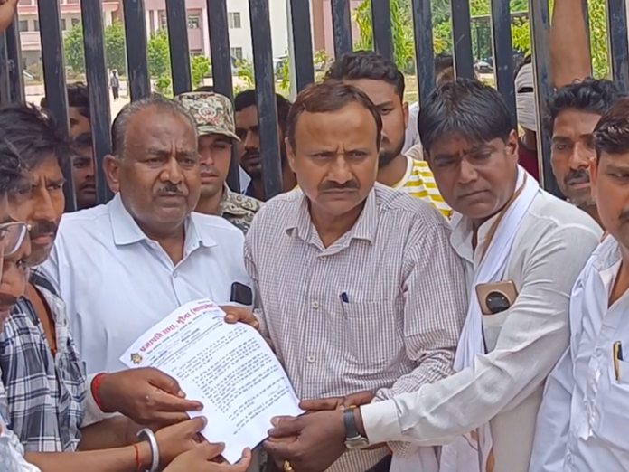 मंदिर पर कब्जा करने मीट फेंकने का आरोप:  मुरैना में प्रजापति समाज के लोग बोले- कुछ लोग कब्जा करना चाहते हैं, समाज जांच करेगा - Morena News