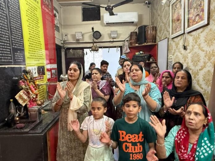  मंदिर में किया भजनों का गुणगान - Jalandhar News