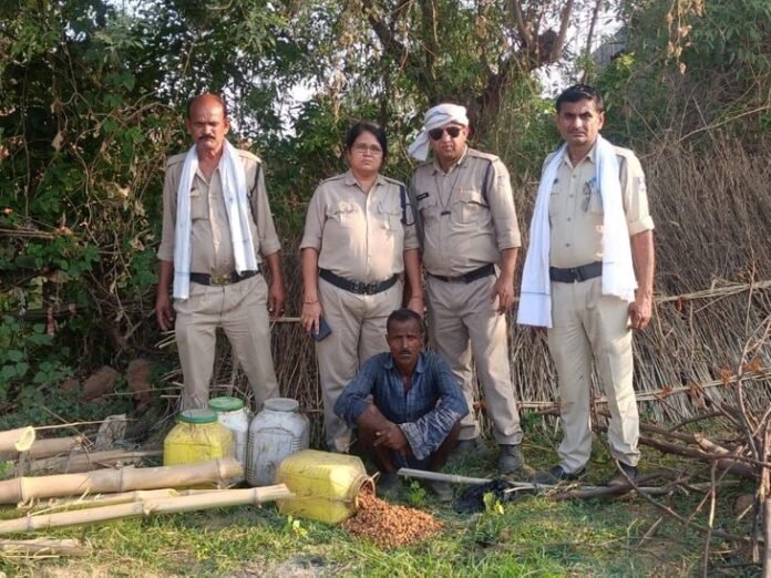 मऊगंज में आबकारी विभाग ने 7 गांवों में मारा छापा:  13 जगहों से 2320 किलो महुआ लाहन और 15 लीटर कच्ची शराब जब्त - Mauganj News