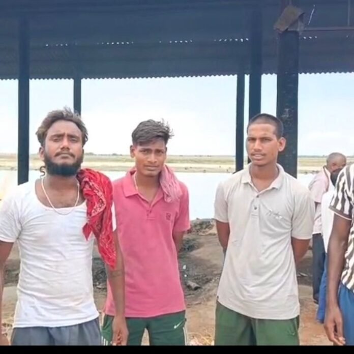 मऊ के दोहरीघाट मुक्तिधाम में विवाद:डोमराजा वंशजों ने अंतिम संस्कार से किया इनकार, लोग खुद कर रहे दाह संस्कार