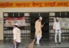 मऊ के PHC परदहां में गंदगी:  AAP ने चलाया सफाई अभियान, धरने की दी चेतावनी - Mau News