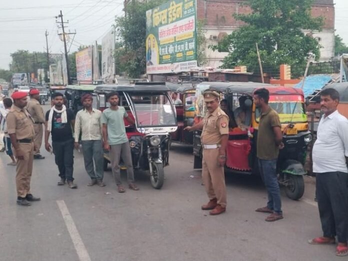 मऊ में यातायात नियमों का उल्लंघन करने वालों पर कार्रवाई:  यातायात पुलिस ने 110 वाहनों का किया चालान, 21 वाहन सीज - Mau News