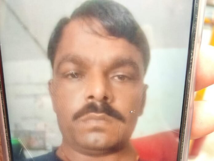 मकई लदा ट्रैक्टर पलटने से किसान की मौत:  दियारा की तरफ खेत जा रहे थे, गंगा की तेज धार में असंतुलित हुआ ट्रैक्टर - Bhagalpur News
