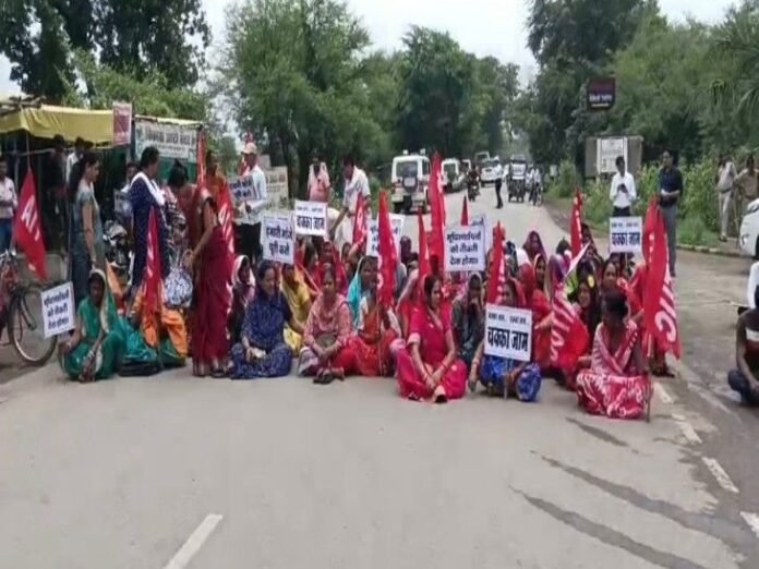 मड़वा पावर प्लांट में 215 दिन से हड़ताल:  भू-विस्थापितों को संविदा नौकरी का आश्वासन; चक्काजाम खत्म - janjgir champa News