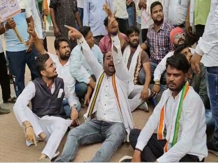 मनेन्द्रगढ़ में युक्तियुक्तकरण के विरोध में कांग्रेस का प्रदर्शन:  बैरिकेडिंग तोड़ DEO कार्यालय पहुंचे कार्यकर्ता, नेम बोर्ड पर भाजपा का गमछा टांगा - Manendragarh-Chirmiri-Bharatpur News