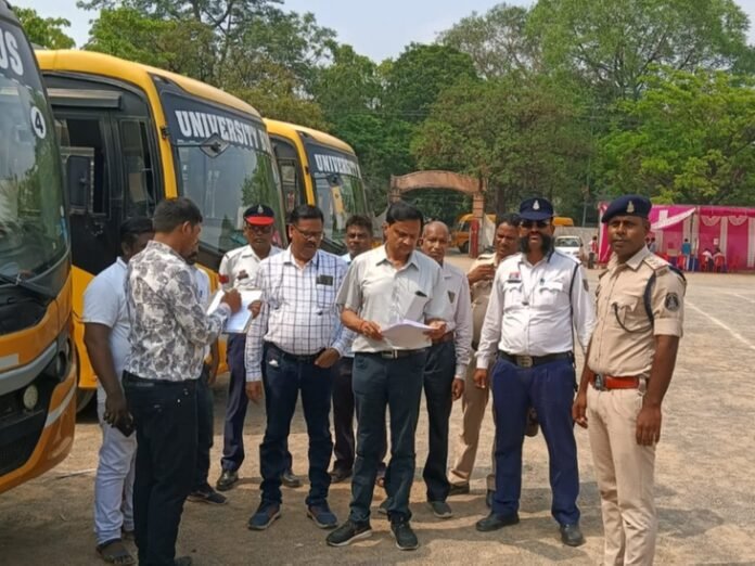 महज दो घंटे में 200 बसों की जांच पूरी:  स्कूल खुलने के पहले चेकिंग; ट्रैफिक पुलिस की जांच में फिटनेस-दस्तावेजों में मिली कई खामियां - Bilaspur (Chhattisgarh) News