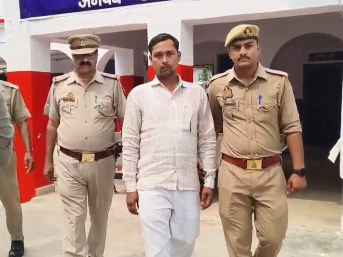 महिला से दुष्कर्म का आरोपी प्रधान गिरफ्तार:  एक महीने से चल रहा था फरार, नौकरी का झांसा देकर कई महीने किया शोषण - Auraiya News