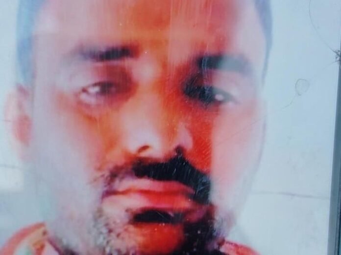 महोबा में पेड़ से लटका मिला ट्रक ड्राइवर का शव:  10 दिन से लापता था, शराब की लत से परेशान होने की आशंका - Mahoba News