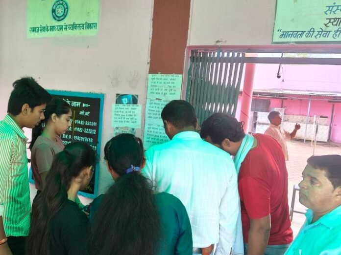 माध्यमिक शिक्षा मंडल की द्वितीय अवसर परीक्षा शुरू:  रायसेन में 31 केंद्रों पर हो रहे एग्जाम; पहले दिन हिंदी का पेपर - Raisen News