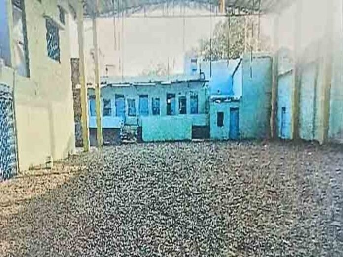मान्यता के लिए फर्जीवाड़ा:  धर्मशाला के मैदान को बताया स्कूल का प्ले ग्राउंड सरकारी अतिथि शिक्षक को दर्शाया स्थायी कर्मचारी - Neemuch News