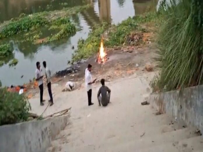 मासूम के सामने हुआ मां का अंतिम संस्कार:  दहेज की खातिर विवाहिता की हत्या का आरोप, पति समेत 4 पर केस - Sultanpur News