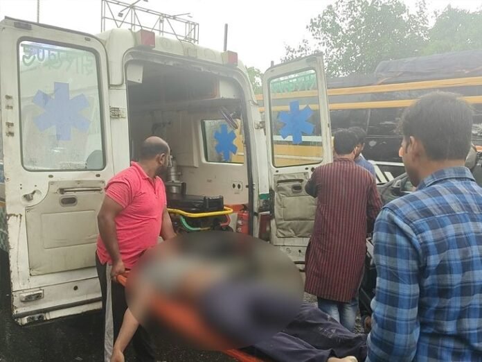 मिठाई की दुकान में काम करते समय युवक की मौत:  धनबाद के न्यू बाबा स्वीट्स में कर्मचारी अचानक गिरा, अस्पताल में मृत घोषित - Dhanbad News