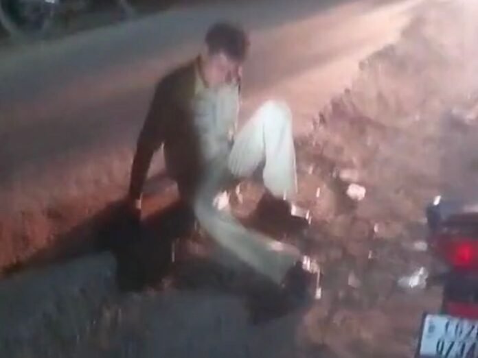 मुंगेली में शराब पीकर ड्यूटी करने वाला पुलिसकर्मी सस्पेंड:  वीडियो वायरल होने के बाद SP ने की कार्रवाई; विभागीय जांच के आदेश - Mungeli News