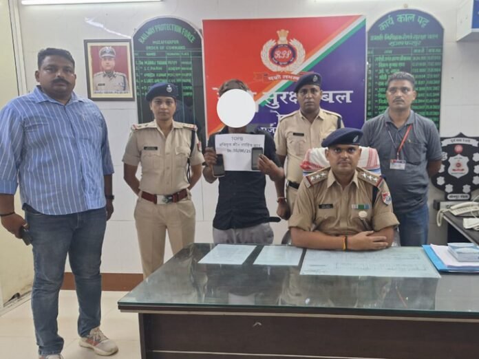 मुजफ्फरपुर में यात्रियों के मोबाइल चोरी करने वाला चोर गिरफ्तार:  ट्रेन में करता था छिनतई, रेल से उतर कर भाग रहा था, पुलिस ने खदेड़ पर पकड़ा - Muzaffarpur News