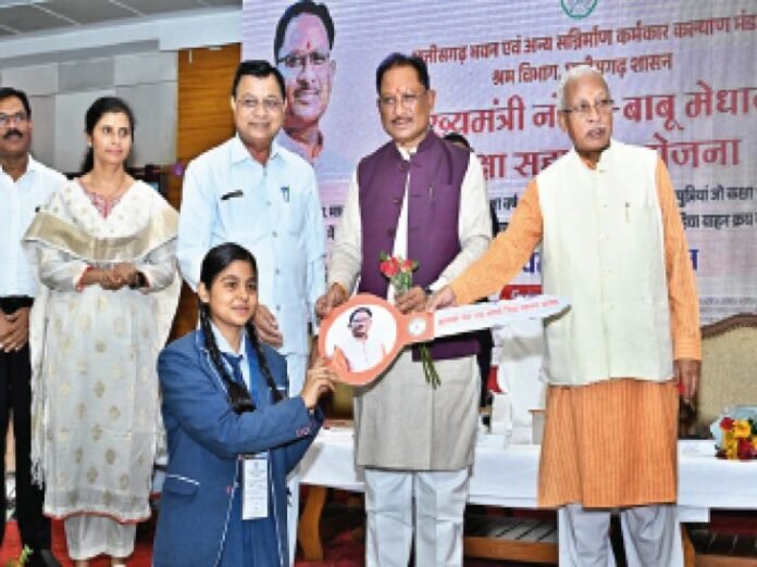 मेधावी बच्चों को 2-2 लाख दिए:  राज्य के 38 हजार श्रमिकों के खाते में सरकार ने ट्रांसफर किए 19.71 करोड़ - Raipur News