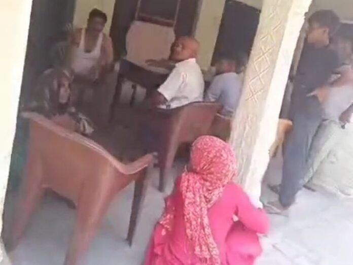 मेरठ में महिला को जमीन पर बैठाकर की सुनवाई:  बिना वर्दी के बनियान में कुर्सी पर बैठा सिपाही लाइन हाजिर, विभागीय जांच शुरू - Meerut News