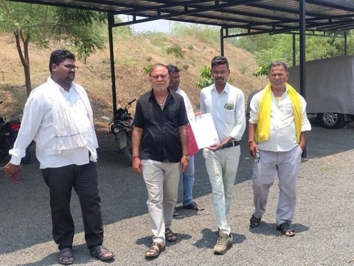 मेलन-बबूलताड में पुरुष राशन बेचकर शराब खरीद रहे हैं:  ग्रामीणों ने एसपी से शराब बंदी का ज्ञापन देकर कहा - Barwani News